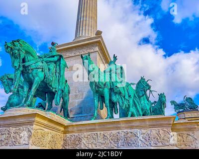 La base de la colonne du Monument du Millénaire avec des sculptures des sept leaders hongrois, situé sur la place des héros à Budapest, Hongrie Banque D'Images