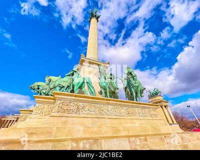 Sept sculptures équestres en bronze des chefs hongrois sur la base du Monument du Millénaire sur la place des héros de Budapest, Hongrie Banque D'Images