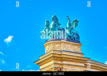 La voiture de guerre à deux chevaux au sommet de la colonnade du monument du millénaire sur la place des héros de Budapest, Hongrie Banque D'Images