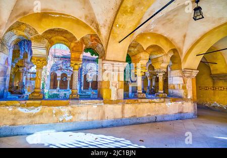 L'intérieur du cloître de la chapelle de Jak, la petite église sur le complexe du château de Vajdahunyad dans le parc de la ville, Budapest, Hongrie Banque D'Images