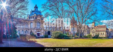 Vue panoramique sur le complexe du château de Vajdahunyad, le point de repère le plus remarquable du parc de la ville de Budapest, Hongrie Banque D'Images