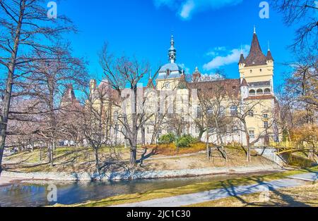 La vue panoramique sur le château de Vajdahunyad, la destination populaire du parc de la ville de Budapest, Hongrie Banque D'Images