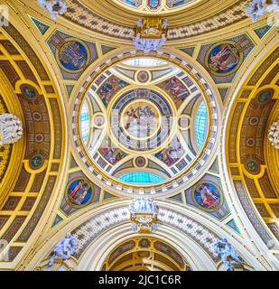 BUDAPEST, HONGRIE - 23 FÉVRIER 2022 : la grande coupole du spa thermal de Szechenyi décorée de photos posaiques, sur 23 février à Budapest, Hongrie Banque D'Images