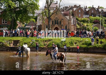 Les foules se rassemblent pour observer le lavage des chevaux dans la rivière Eden à la Foire du cheval à Appleby, Cumbria, le rassemblement annuel des gitans et des voyageurs. Date de la photo: Jeudi 9 juin 2022. Le crédit photo devrait se lire: Owen Humphreys/PA Wire Banque D'Images