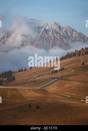 Val Seriana, ses pics, ses bois et son paysage automnal pendant un après-midi d'octobre, près de la ville de Clusone, Italie - octobre 2021 Banque D'Images