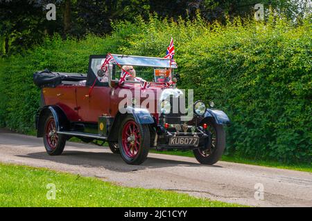 1926 20s vingt ans Red MORRIS OXFORD berline de luxe arrivant à Worden Park Motor Village pour le festival Leyland, Royaume-Uni Banque D'Images