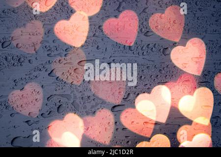 forme de coeur et gouttes de pluie sur la fenêtre Banque D'Images