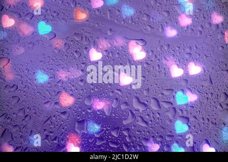 forme de coeur et gouttes de pluie sur la fenêtre Banque D'Images