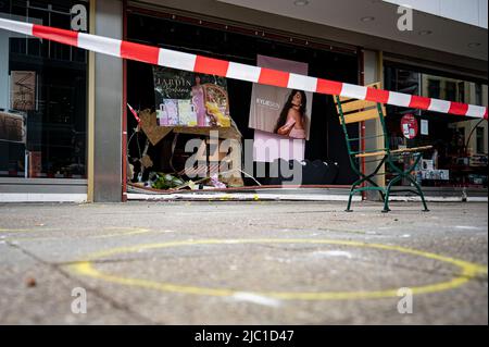 Berlin, Allemagne. 09th juin 2022. Marques d'investigation devant l'avant du magasin brisé. Credit: Fabian Sommer/dpa/Alay Live News Banque D'Images