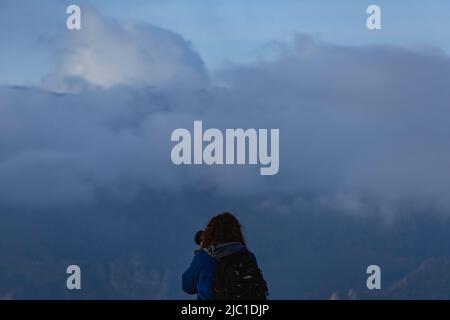 Un randonneur prend des photos du paysage des Alpes Orobie vu de la Val Seriana pendant un jour d'octobre, près de la ville de Clusone, Italie. Banque D'Images