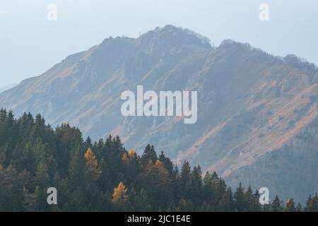 Val Seriana, ses pics, ses bois et son paysage automnal pendant un après-midi d'octobre, près de la ville de Clusone, Italie - octobre 2021 Banque D'Images