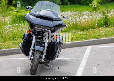 2022 Harley-Davidson Road Glide Limited moto sur le stationnement en asphalte le jour du printemps Banque D'Images