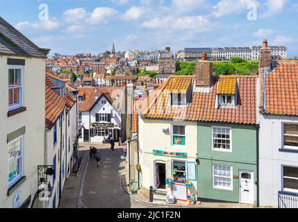 Whitby Yorkshire Church Lane boutiques et le pub Board Inn vu de l'Abbey Steps Whitby North Yorkshire Angleterre Grande-Bretagne GB Europe Banque D'Images