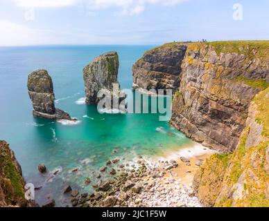 Vue sur le paysage de Stack Rocks par une journée ensoleillée - Pembrokeshire, pays de Galles, Royaume-Uni Banque D'Images