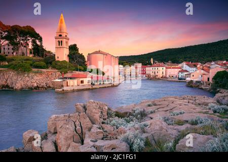 Mali Losinj, Ile de Cres, Croatie. Image de paysage urbain du village emblématique Mali Losinj, Croatie situé sur l'île de Cres au coucher du soleil. Banque D'Images
