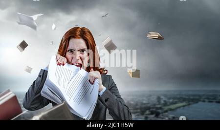 Jeune femme stressée déchirant des documents avec une expression faciale frustrée. Banque D'Images