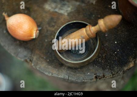 Tasse à épices. Machine de battage pour les épices. Outils de cuisine en Inde. Banque D'Images