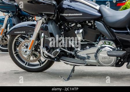 2022 Harley-Davidson Road Glide Limited moto sur le stationnement en asphalte le jour du printemps - vue latérale étroite sur le moteur Banque D'Images