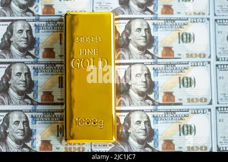 La précieuse et brillante barre d'or sur les billets de dollars. La réserve d'or des États-Unis d'Amérique Banque D'Images