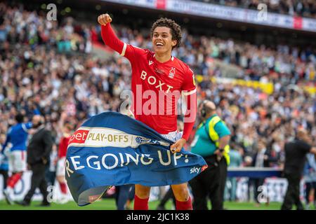 LONDRES, ANGLETERRE - 29 MAI : Brennan Johnson de Nottingham Forest célèbre pendant le match final du championnat Sky Bet Play-off entre Huddersfield to Banque D'Images