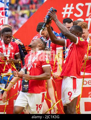 LONDRES, ANGLETERRE - 29 MAI : Xande Silva et Keinan Davis de la forêt de Nottingham célèbrent la victoire de leurs côtés dans le championnat Sky Bet Banque D'Images