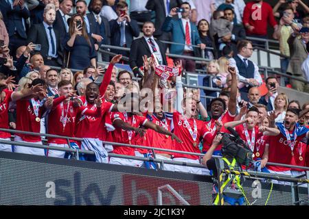 LONDRES, ANGLETERRE - 29 MAI : Lewis Grabban de la forêt de Nottingham a remporté le Trophée avec ses coéquipiers lors de la finale du championnat Sky Bet Banque D'Images