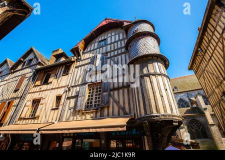 Tourelle maison médiévale de boulangers dans le centre historique de Troyes, Aube, Champagne-Ardenne, France. Banque D'Images