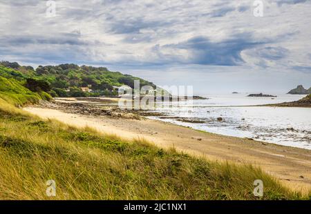 Bear's Beach en direction de Fisherman's Beach et du port sur la côte de Herm, une île dans le Bailiwick de Guernesey, îles Anglo-Normandes, Royaume-Uni Banque D'Images