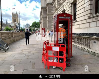 Whitehall, Londres, Royaume-Uni. 9th juin 2022. Une boîte téléphonique à Whitehall, près du n° 10 Downing Street, était en cours de réparation aujourd'hui à la suite d'une explosion contrôlée par la police après qu'un colis suspect ait été laissé dans la boîte téléphonique mardi. Par la suite, l'article a été considéré comme n'étant pas lié à un risque ou à la terreur. Crédit : Maureen McLean/Alay Live News Banque D'Images