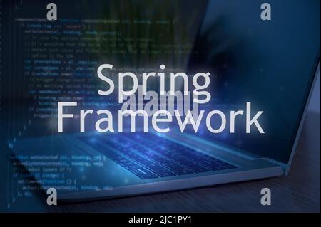 Inscription du cadre de printemps sur le fond de l'ordinateur portable et du code. Concept de technologie. Banque D'Images