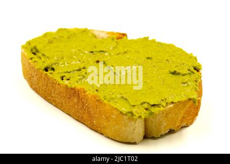 Pâte à pain au beurre de pistache isolée sur fond blanc. Gros plan Banque D'Images