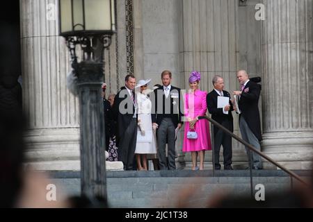 Meghan Markle et Prince Harry, Londres, Royaume-Uni - 06.03.2022: Meghan Markle Prince Harry assiste au Jubilé de platine Merci de rendre service à la cathédrale St Pauls, Meghan portant une robe blanche, Londres, Royaume-Uni Banque D'Images