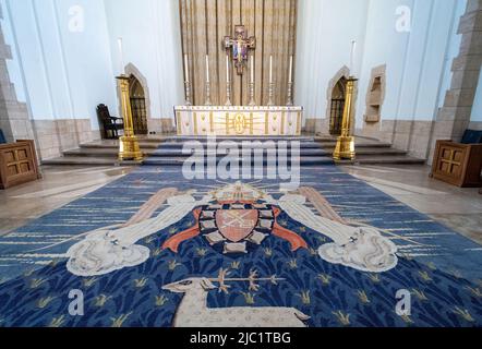 Autel et tapis Sanctuaire, intérieur de la cathédrale de Guildford, Surrey, Angleterre, Royaume-Uni Banque D'Images