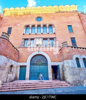 BUDAPEST, HONGRIE - 23 FÉVRIER 2022 : l'entrée principale de la synagogue de la rue Kazinczy, sur 23 février à Budapest, Hongrie Banque D'Images