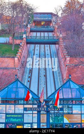 BUDAPEST, HONGRIE - 23 FÉVRIER 2022 : funiculaire historique de la colline du château, sur 23 février à Budapest, Hongrie Banque D'Images