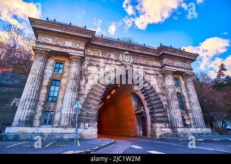 La façade pittoresque du tunnel historique du château de Buda sur la place Clark Adam, Budapest, Hongrie Banque D'Images