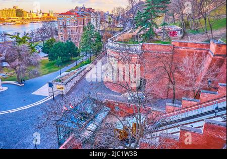 La station inférieure du funiculaire de la colline du château de Budapest sur la place Clark Adam, Hongrie Banque D'Images