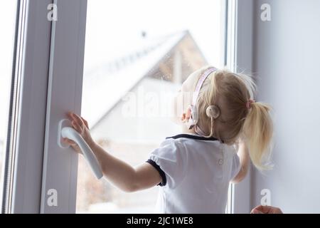 Bébé avec implant cochléaire aide auditive s'amuser avec sa mère - surdité et concept de diversité. Copier l'espace et l'emplacement pour la publicité Banque D'Images