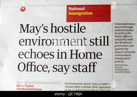Theresa 'l'environnement hostile de la ville résonne encore dans Home Office, disent le personnel' Guardian journal titre Immigration article clipping Londres UK 2022 Banque D'Images