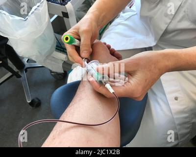 Test sanguin avec infirmière et seringue. Copenhague, Danemark - 20 mars 2018. Banque D'Images