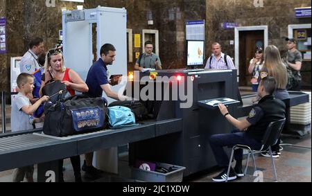 KIEV, UKRAINE - 9 JUIN 2022 - les passagers font scanner leurs bagages au terminal central de la gare de Kiev-Pasazhyrskyi après se Banque D'Images