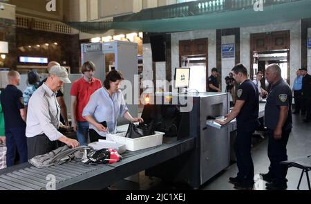 KIEV, UKRAINE - 9 JUIN 2022 - les passagers font scanner leurs bagages au terminal central de la gare de Kiev-Pasazhyrskyi après se Banque D'Images