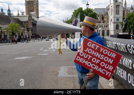 Westminster, Londres, Royaume-Uni. 8th juin 2022. Pro Europe Remain campagne Steve Bray, connu sous le nom de M. Stop Brexit, protestait aujourd'hui en dehors du Parlement avec d'autres remainers et ils appellent le Premier ministre Boris Johnson à démissionner. Crédit : Maureen McLean/Alay Live News Banque D'Images