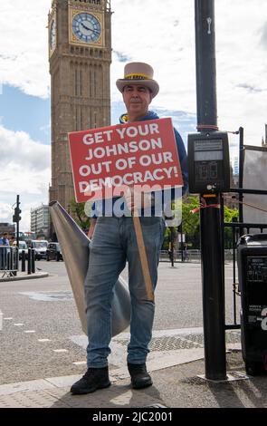 Westminster, Londres, Royaume-Uni. 8th juin 2022. Pro Europe Remain campagne Steve Bray, connu sous le nom de M. Stop Brexit, protestait aujourd'hui en dehors du Parlement avec d'autres remainers et ils appellent le Premier ministre Boris Johnson à démissionner. Crédit : Maureen McLean/Alay Live News Banque D'Images