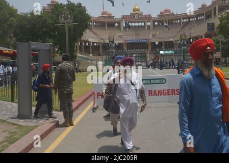 Wagah Boarder, Pakistan, 08/06/2022, des pèlerins sikhs indiens entrant au Pakistan par Wagah Boarder pour assister à la référence de Condorence 416th (Jor Mela) de Guru Arjan Dev Ji à Lahore. Un grand nombre de Yatrees sikhs sont arrivés au Pakistan par la frontière de Wagha pour participer à des rituels religieux à l'occasion de Joor Mela.Sikhs de tout le pays et de l'étranger versés dans Gurdwara Punja Sahib à Hassanabdal, le troisième site le plus sacré de la religion sikhs, pour marquer Shaheedi Jor Mela, Le cinquième anniversaire de la mort en 416th des 11 gourous sikhs, Guru Arjan Dev Ji. (Photo de Rana Sajid Hussain/Pacific Pr Banque D'Images