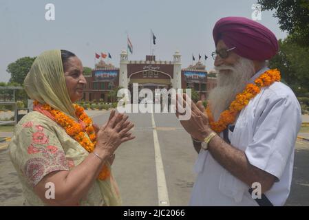 Wagah Boarder, Pakistan, 08/06/2022, des pèlerins sikhs indiens entrant au Pakistan par Wagah Boarder pour assister à la référence de Condorence 416th (Jor Mela) de Guru Arjan Dev Ji à Lahore. Un grand nombre de Yatrees sikhs sont arrivés au Pakistan par la frontière de Wagha pour participer à des rituels religieux à l'occasion de Joor Mela.Sikhs de tout le pays et de l'étranger versés dans Gurdwara Punja Sahib à Hassanabdal, le troisième site le plus sacré de la religion sikhs, pour marquer Shaheedi Jor Mela, Le cinquième anniversaire de la mort en 416th des 11 gourous sikhs, Guru Arjan Dev Ji. (Photo de Rana Sajid Hussain/Pacific Pr Banque D'Images