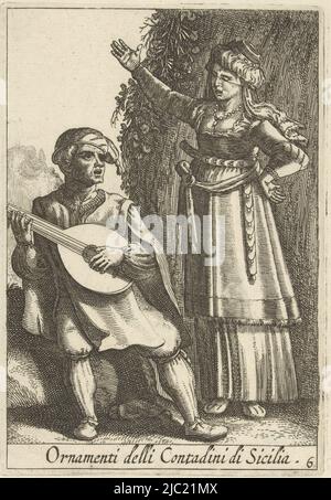 Un couple paysan vêtu de la mode de Sicile, Italie. Le couple est affiché sur toute la longueur. L'homme assis joue le luth, sa tête ornée d'un béret. Il accompagne la chantante debout à côté de lui. La femme porte une robe avec une ceinture, sa tête est partiellement couverte d'une petite tête à laquelle un voile est attaché. L'imprimé fait partie d'une série de douze parties de reproductions représentant des costumes italiens, couple paysan habillé selon la mode sicilienne Ornamenti delli Contadini di Sicilia (titre sur objet) costumes d'Italie (titre de série), Pieter Lastman, imprimeur: Anonyme, éditeur Banque D'Images