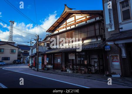 Vue sur la rue principale du Matsumoto avec boutiques et bâtiments Banque D'Images