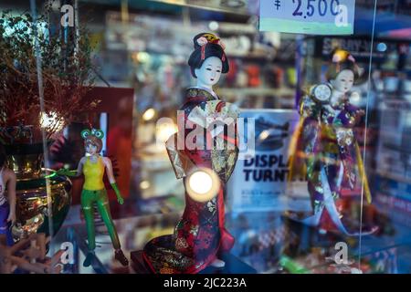 Poupée habillée de style traditionnel japonais dans la boutique de souvenirs Banque D'Images