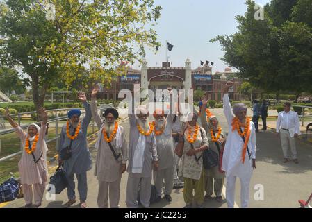 8 juin 2022, Lahore, Punjab, Pakistan: Des pèlerins sikhs indiens entrent au Pakistan par la frontière de Wagah pour assister à la référence de Condorence 416th (Jor Mela) de Guru Arjan Dev Ji à Lahore. Un grand nombre de Yatrees sikhs sont arrivés au Pakistan par la frontière de Wagha pour participer à des rituels religieux à l'occasion de Joor Mela.Sikhs de tout le pays et de l'étranger versés dans Gurdwara Punja Sahib à Hassanabdal, le troisième site le plus sacré de la religion sikhs, pour marquer Shaheedi Jor Mela, Le cinquième anniversaire de la mort en 416th des 11 gourous sikhs, Guru Arjan Dev Ji. (Credit image: © Rana Sajid Hussain/Pa Banque D'Images
